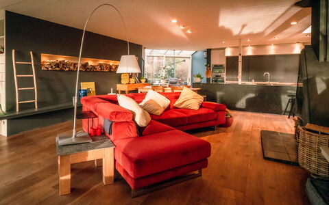 Domicile Adoré with Garden: Propriété, Meubles, Canapé, Confort, Décoration, Bois, Orange, Design Intérieur, Sol, Salon