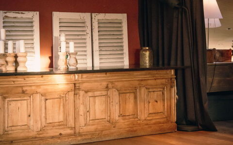 Domicile Adoré with Garden: Cabinetry, Propriété, Bâtiment, Bois, Design Intérieur, Confort, Sol, Sol, Rideau, Dur