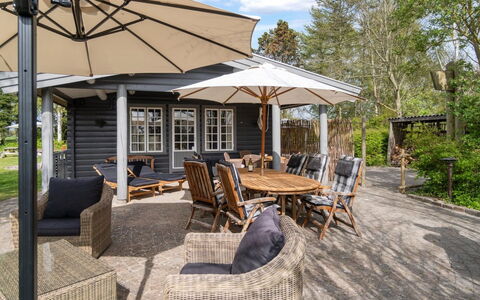 Till - 1.6Km from the Sea: Toit, Maison, Lot Terre, Domicile, Chalet, Biens, Batiments Jardin, Ombre, Cabane En Rondins, Aménagement Paysager