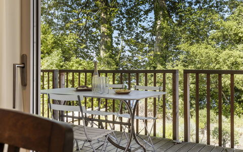 Noville 5: Table, Meubles, Plante, Bâtiment, Bois, Chaise, Ombre, Mobilier De Jardin, Design Intérieur, Arbre