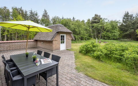 Osmo - 900M from the Sea: Bâtiment, Maison, Zone Résidentielle, Domicile, Arbuste, Toit, Chalet, Biens, Jardin