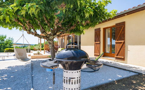 Bourgat: Bâtiment, Propriété, Plante, Ciel, Ombre, Arbre, Architecture, Maison, Mobilier De Jardin, Surface De La Route