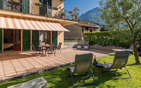 Stazione: Propriété, Meubles, Plante, Bâtiment, Ciel, Ombre, Fenêtre, Mobilier De Jardin, Chaise, Arbre