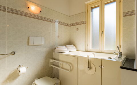 Stazione: Armoire De Toilette, Propriété, Luminaire Plomberie, Évier, Cabinetry, Robinet, Salle De Bains, Lavabo, Design Intérieur, Miroir