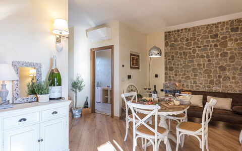 Casa Vacanze Paradiso: Meubles, Table, Cabinetry, Chaise, Plante, Bois, Plante D'Appartement, Design Intérieur, Canapé, Salon