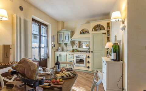 Casa Vacanze Paradiso: Propriété, Meubles, Fenêtre, Design Intérieur, Éclairage, Bois, Électroménager, Cuisine, Salon, Jaune