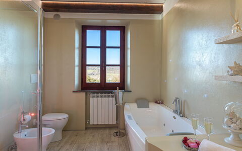 Casa Vacanze Paradiso: Propriété, Baignoire, Luminaire Plomberie, Évier, Fenêtre, Robinet, Bois, Salle De Bains, Design Intérieur