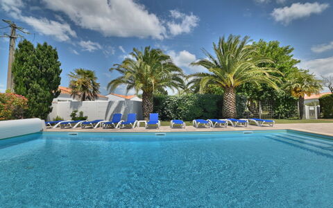 Le Moulin de la Filasse: Bleu, Piscine, Recours, Ombre, Eco Hôtel, Aménagement Paysager, Mobilier De Jardin, Balancelle, Ville Resort