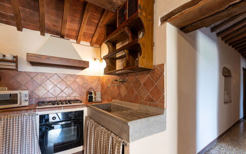 Cinigiano 250: Cabinetry, Propriété, Comptoir, Bois, Appareil De Cuisine, Cuisine, Capot D'Echappement, Design Intérieur, Cuisinière, Sol