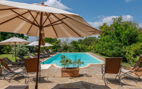 Le Calle: Nuage, L'Eau, Ciel, Plante, Meubles, Piscine, Chaise, Ombre, Mobilier De Jardin, Arbre