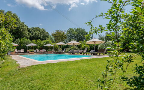 Le Calle: L'Eau, Ciel, Nuage, Plante, Piscine, Paysage Naturel, Arbre, Chaise, Eco Hôtel, Herbe