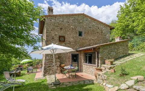 Casa Bosco D'arte Holiday Home , Greve In Chianti,: Plante, Meubles, Bâtiment, Nuage, Propriété, Ciel, Arbre, Maison, Chaise, Fenêtre
