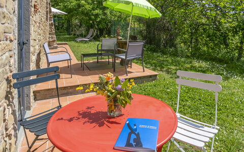 Casa Bosco D'arte Holiday Home , Greve In Chianti,: Table, Plante, Meubles, Fleur, Tableau De Plein Air, Chaise, Botanique, Bâtiment, Ombre, Mobilier De Jardin
