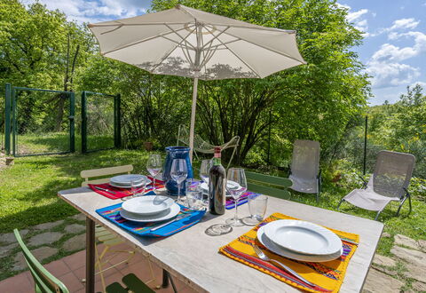 Casa Bosco D'arte Holiday Home , Greve In Chianti,: Table, Plante, Nuage, Propriété, Meubles, Vaisselle, Ciel, Tableau De Plein Air, Chaise, Arbre