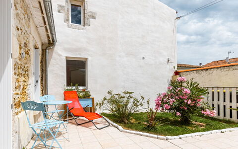 Les Rosiers: Plante, Fenêtre, Bâtiment, Chaise, Nuage, Ciel, Quartier, Design Urbain, Mobilier De Jardin, Sol