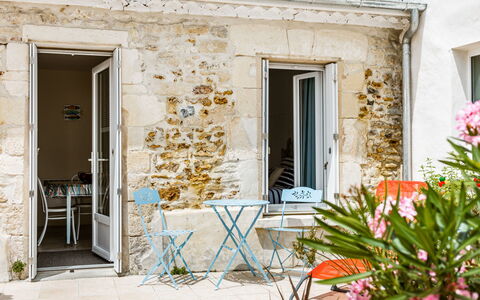 Les Rosiers: Plante, Fleur, Jour, Bâtiment, Porte, Fenêtre, Bleu Azur, Bois, Design Intérieur