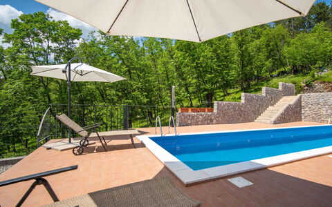 Korina: Parapluie, Propriété, Meubles, Bâtiment, Table, Piscine, Plante, Ombre, Mobilier De Jardin, Arbre