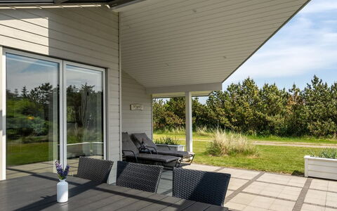 Thove - 600M from the Sea: Domicile, Siding, Toit, Lot Terre, Ombre, Porche, Biens, Chalet, Cour, Aménagement Paysager