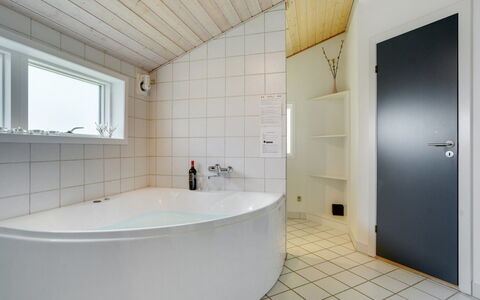 Thove - 600M from the Sea: Sol, Sol, Luminaire Plomberie, Design Intérieur, Plafond, Salle De Bains, Plomberie, Composite, Baignoire, Robinet