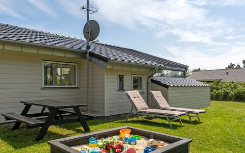 Thove - 600M from the Sea: Jardin, Ombre, Pelouse, Mobilier De Jardin, Loisir, Cour, Arrière-Cour, Siding, Chalet, Batiments Jardin