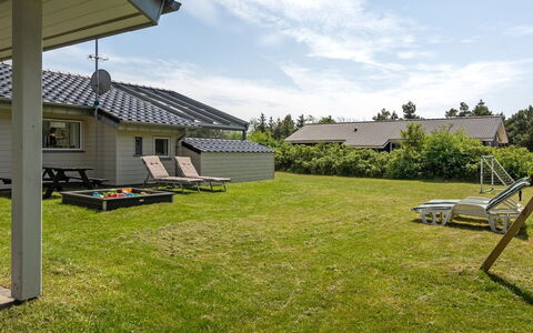 Thove - 600M from the Sea: Herbe, Toit, Maison, Domicile, Lot Terre, Pelouse, Chalet, Jardin, Couverture De Sol, Ombre