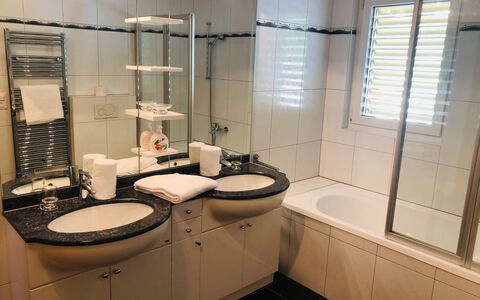 Edelweiss C: Miroir, Robinet, Luminaire Plomberie, Propriété, Baignoire, Évier, Lavabo, Salle De Bains, Fenêtre, Violet
