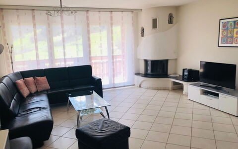 Edelweiss C: Propriété, Canapé, Design Intérieur, Sol, Sol, Bois, Salon, Ombre, Immobilier, Dur
