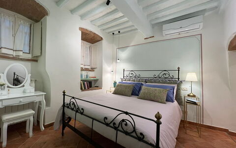 Casa Del Borgo: Meubles, Bâtiment, Propriété, Fenêtre, Confort, Table, Bois, Cadre De Lit, Design Intérieur, Éclairage