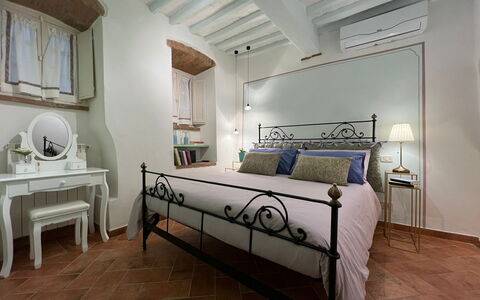 Casa Del Borgo: Propriété, Meubles, Confort, Bâtiment, Design Intérieur, Bois, Fenêtre, Cadre, Sol, Table