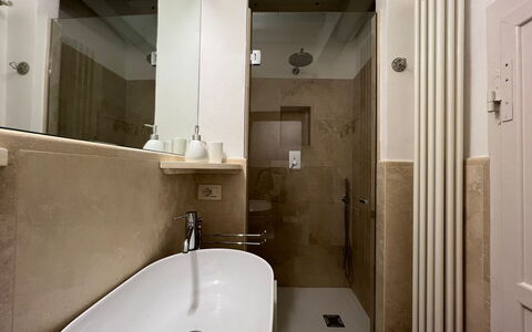 Casa Del Borgo: Marron, Robinet, Luminaire Plomberie, Évier, Propriété, Lavabo, Salle De Bains, Miroir, Éclairage, Architecture