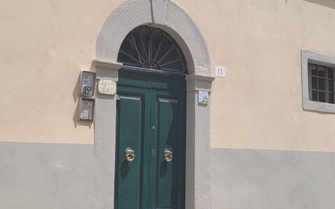 Casa Del Borgo: Fenêtre, Bâtiment, Bleu, Porte, Maison, Bois, Accueil Porte, Teintes Et Ombres, Façade