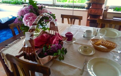 Villa Fulvia: Table, Vaisselle, Meubles, Vaisselle, Fleur, Aliments, Plante, Assiette, Fenêtre, Nappe De Table