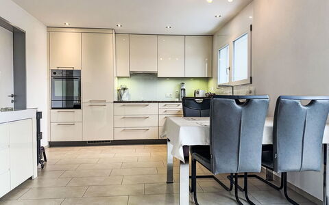 Luxenweid: Meubles, Design Intérieur, Sol, Sol, Bois, Cuisine, Comptoir, Chaise, Plafond, Cabinetry
