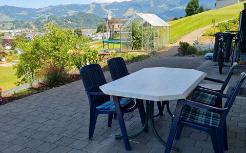 Luxenweid: Plante, Ciel, Table, Nuage, Meubles, Propriété, Pot De Fleur, Chaise, Montagne, Bleu Azur