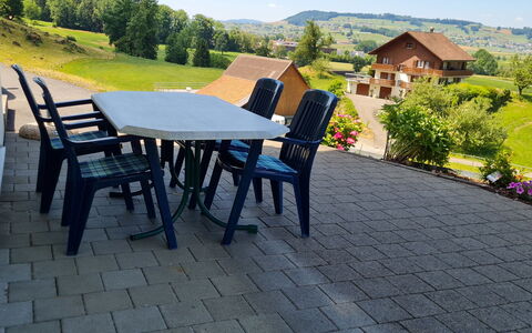 Luxenweid: Table, Ciel, Plante, Meubles, Chaise, Bâtiment, Tableau De Plein Air, Arbre, Mobilier De Jardin, Surface De La Route