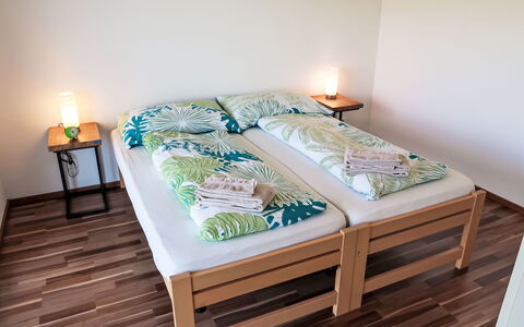 Luxenweid: Chambre, Lit, Bois, Sol, Drap De Lit, Sol, Literie, Design Intérieur, Meubles, Cadre De Lit