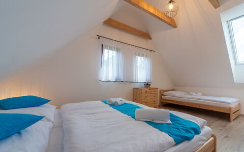 Agáta 2: Meubles, Propriété, Bâtiment, Fenêtre, Confort, Bleu Azur, Bleu, Bois, Ombre, Oreiller