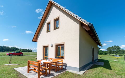 Bára 1: Ciel, Bâtiment, Nuage, Fenêtre, Plante, Ombre, Lot Terre, Maison, Architecture, Chalet