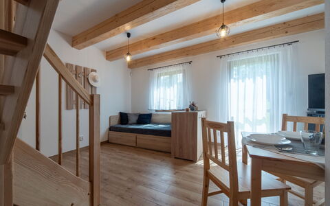 Cilka 1: Bâtiment, Meubles, Table, Fenêtre, Bois, Confort, Design Intérieur, Architecture, Sol, Mur