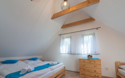 Cilka 1: Meubles, Propriété, Bâtiment, Confort, Cabinetry, Bois, Éclairage, Fenêtre, Design Intérieur, Textile