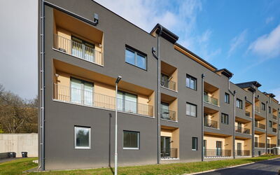 Cerny Dul 20: Ciel, Bâtiment, Nuage, Propriété, Fenêtre, Plante, Lot Terre, Design Urbain, Arbre