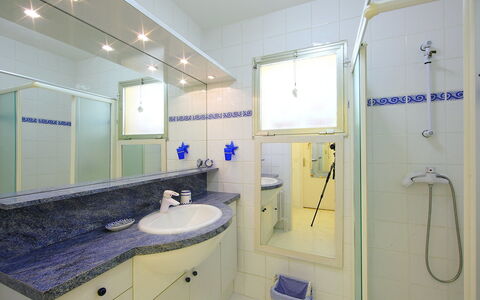 Les Eucalyptus: Salle De Bains, Pièce, Propriété, Immobilier, Bâtiment, Luminaire Plomberie, Plafond, Design Intérieur, Tuile, Maison