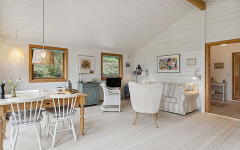 Lycka - 3Km from the Sea: Bois, Design Intérieur, Plafond, Sol, Sol, Éclairage, Luminaire, Meubles, Domicile, Salon