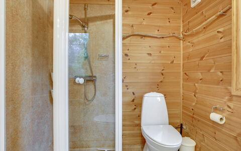 Lycka - 3Km from the Sea: Sol, Bois, Sol, Luminaire Plomberie, Design Intérieur, Toilette, Plafond, Salle De Bains, Pièce, Plomberie