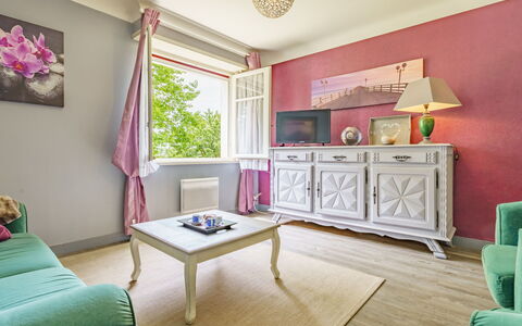 Lande Gaina: Meubles, Table, Fenêtre, Propriété, Chaise, Bâtiment, Tableau De Plein Air, Mobilier De Jardin, Herbe, Plante