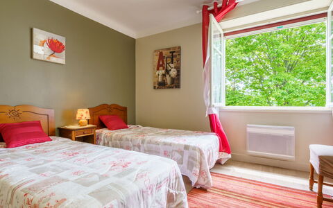Lande Gaina: Meubles, Table, Fenêtre, Propriété, Chaise, Bâtiment, Tableau De Plein Air, Mobilier De Jardin, Herbe, Plante