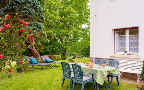 Lande Gaina: Plante, Bâtiment, Ciel, Fenêtre, Maison, Architecture, Lot Terre, Ombre, Arbre, Herbe