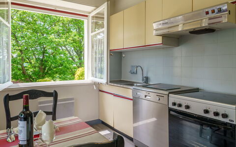Lande Gaina: Propriété, Cabinetry, Evier, Comptoir, Bâtiment, Fenêtre, Robinet, Évier, Cuisine, Appareil De Cuisine