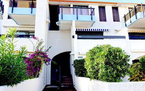 Le Barcarès 968: Plante, Bâtiment, Propriété, Blanc, Fenêtre, Ciel, Architecture, Maison, Fleur, Quartier