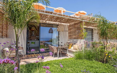San Lorenzo al Mare 654: Plante, Bâtiment, Fleur, Ciel, Propriété, Meubles, Fenêtre, Botanique, Maison, Chaise